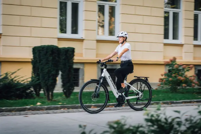 ECONO Mare ebike riding