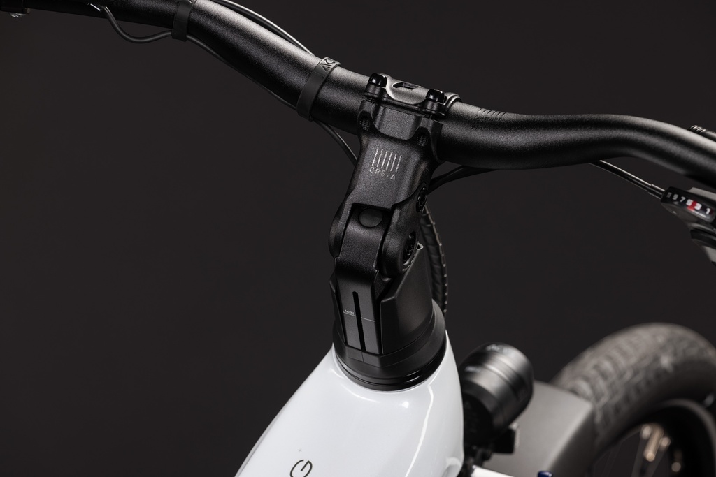 Električno kolo CUBE Touring Hybrid ONE 600 metallicwhite´n´chrome Trapeze 2027