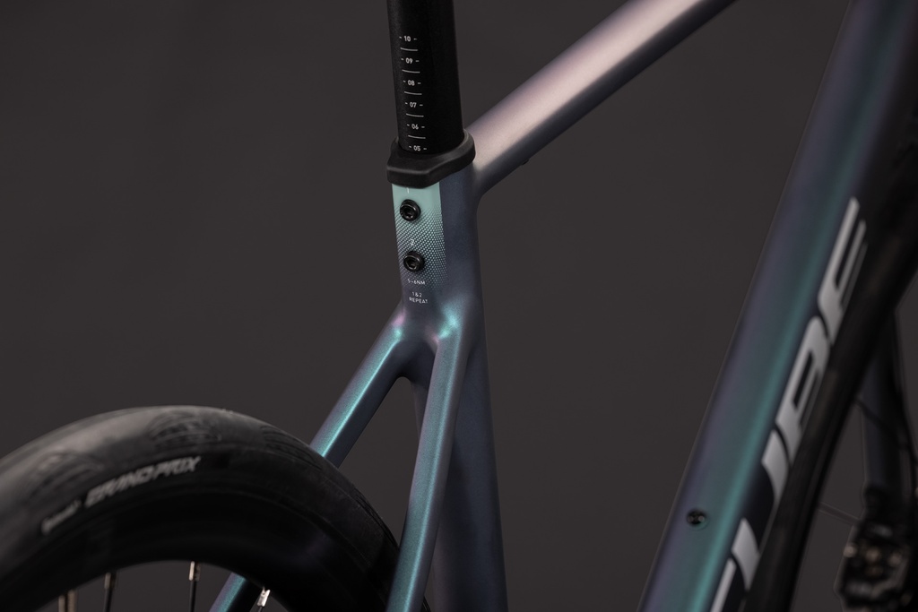 Cestno kolo CUBE Attain Race smaragdgrey´n´white 2027 