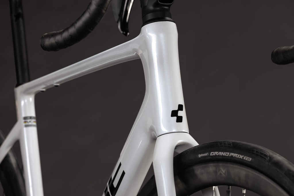 Cestno kolo CUBE Attain SLX metallicwhite´n´black 2027 