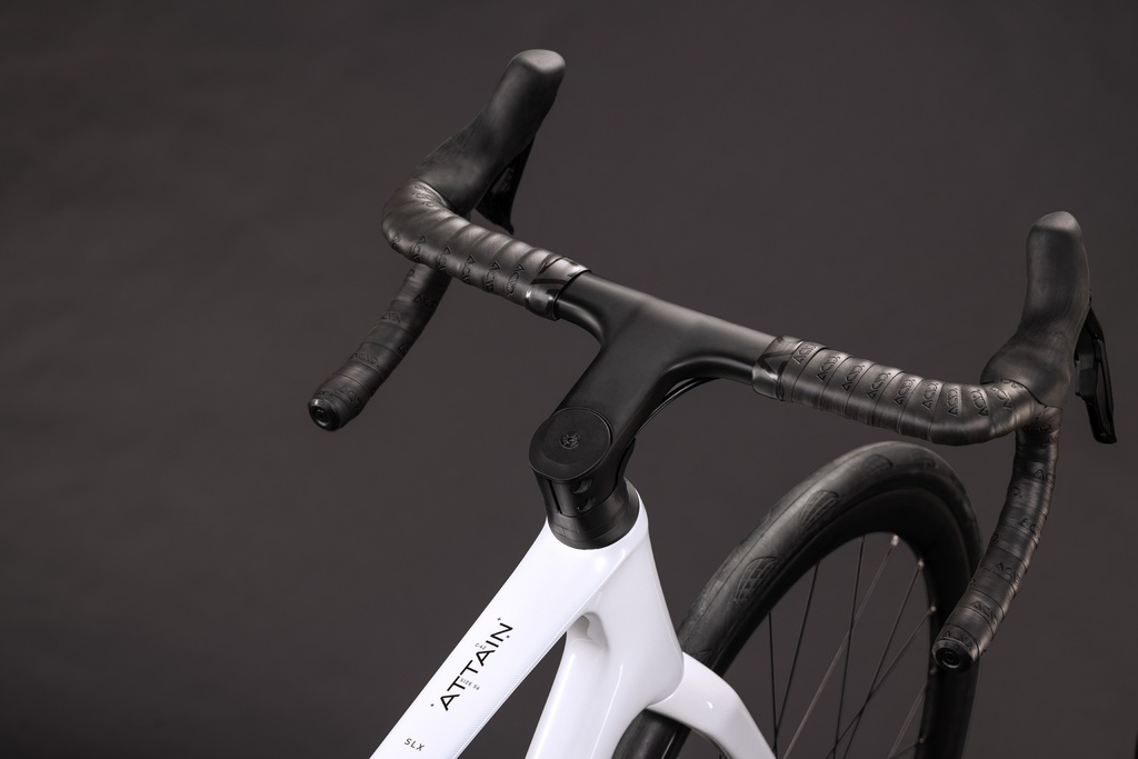 Cestno kolo CUBE Attain SLX metallicwhite´n´black 2027 