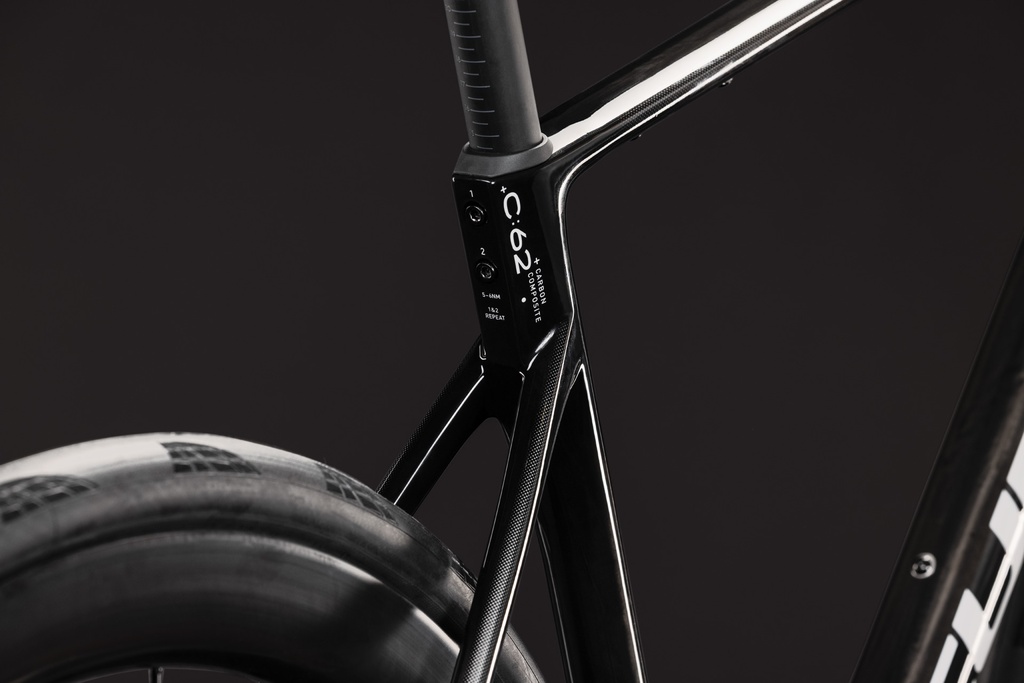 Cestno kolo CUBE Attain C:62 SLT carbon´n´white 2027