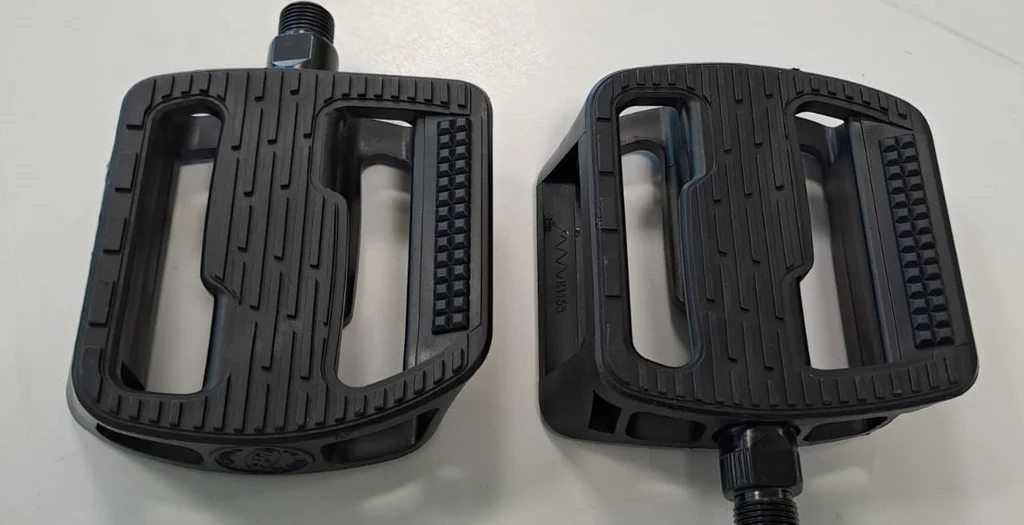 Pedala (Pedals) 468 NERO C/CATARIN C/SFERE